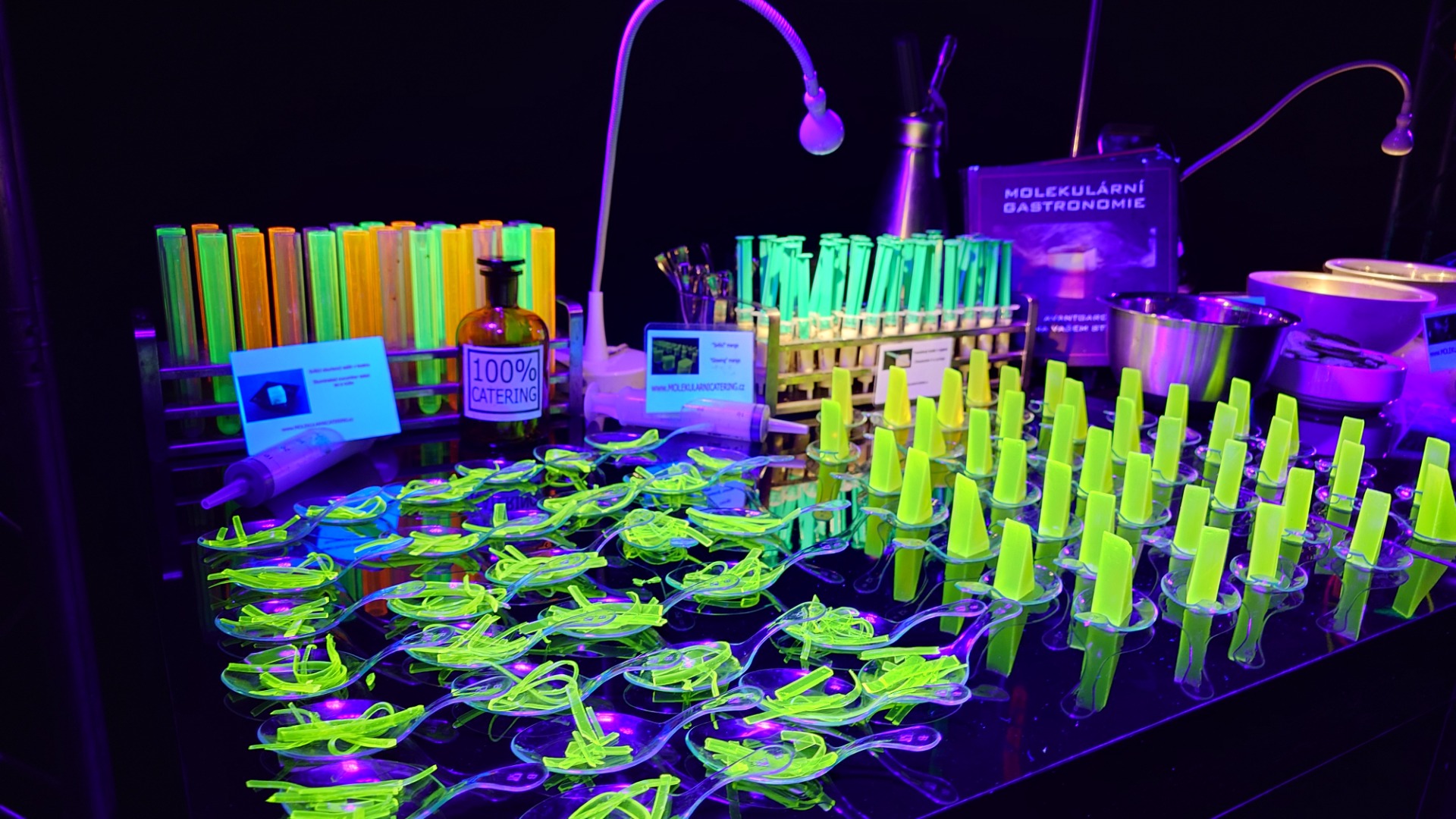UV - SVÍTÍCÍ CATERING